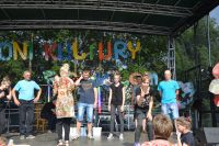 Grupa osób na scenie podczas przeprowadzanego konkursu w ramach Dni kultury