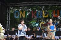 Kobieta z mikrofonem przemawiająca ze sceny podczas Dni kultury